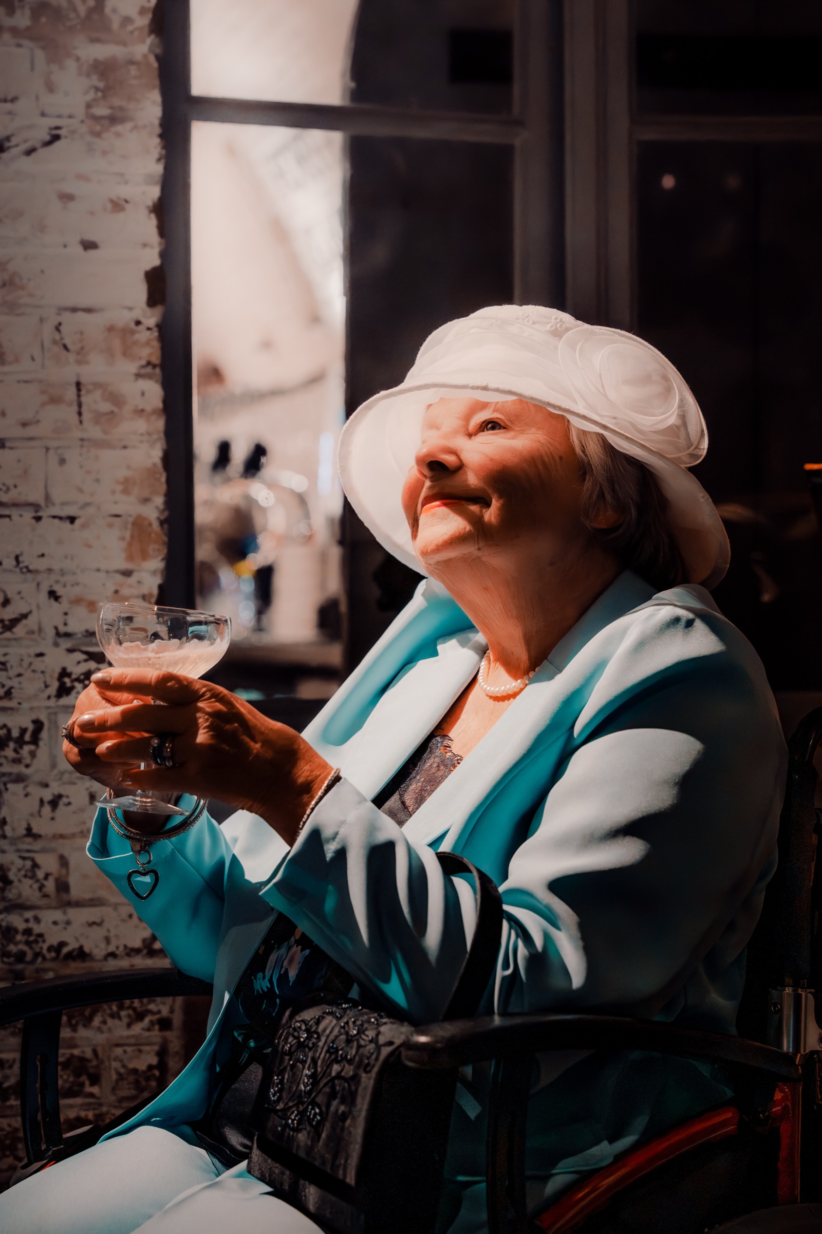 Bruiloftsgast proost met een glas